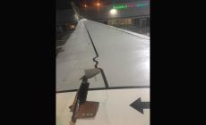 Squarcio all'ala di un aereo Ryanair, un passeggero: "Atterraggio da film"