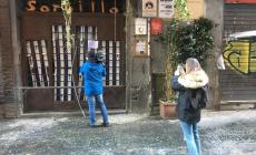 Bomba contro l'ingresso della storica pizzeria Sorbillo. Il titolare: "Sconvolto ma andiamo avanti"