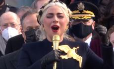 Lady Gaga canta l'inno nazionale per Biden e Harris - Video 