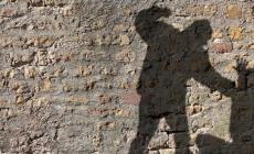 &laquo;Siamo una famiglia di mafia, vi facciamo saltare in aria&raquo;. E poi pestano i tre vicini di casa