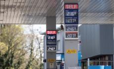 Caro carburanti, il gasolio &laquo;vola&raquo; oltre quota 2,1 euro