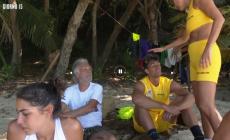 Yuri fa lo spogliarello ma non tutti gradiscono: maretta tra i naufraghi