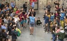 Tutti a naso all'insù per l'arrrampicata del super campione Adam Ondra Foto