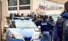 Polizia davanti alla scuola. Un preside: &laquo;Il questore ci ha ascoltato&raquo;
