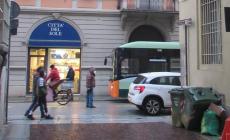 Quando un'auto parcheggiata male manda in tilt una strada strategica (come via Farini)