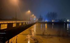 Piena (ordinaria) in transito: alle 12 riaperto il ponte sull'Enza. Sopralluogo di Bonaccini