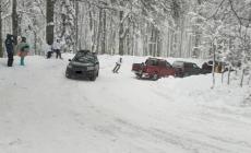 Traina sciatore con l'auto, scoperto attraverso foto sui social