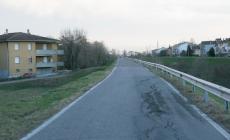 Passeggino cade dall'argine, bambino ferito. Si cerca auto pirata