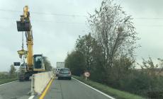 Camion fermo sulla via Emilia e lavori in corso: code tra Sanguinaro e Parola