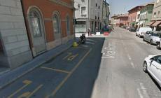 Sfondano la vetrata e puntano al cambiamonete ma sono costretti a fuggire a mani vuote