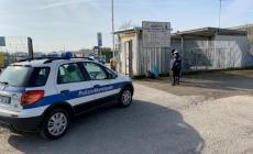 Abbandona rifiuti: identificato e multato