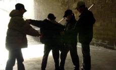 Tredicenne minacciato e derubato: la madre lo strappa dalle grinfie della baby gang