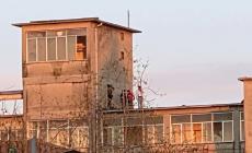 Allarme: ragazzi passeggiano sul tetto del vecchio mulino