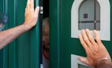 &laquo;C'&egrave; mio figlio che dorme in casa&raquo;: anziana fa fuggire i truffatori
