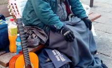 Cornelio, il clochard con la chitarra (che non sa suonare) e che dorme in strada