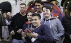 Fidenza Village, bagno di fans (e di selfie) per i giocatori del Parma Foto