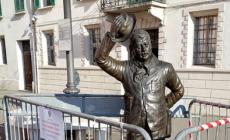 Un selfie e cade la statua di Peppone