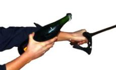 Un giovane apre lo champagne con una sciabola: grave una 16enne