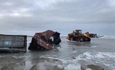 Cargo perde 270 container: chilometri di spiaggia con televisori e mobili Ikea Foto Video