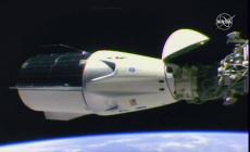 La Capsula Crew Dragon agganciata alla Stazione Spaziale: test cruciale per far volare nuovi astronauti