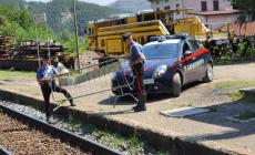 Due anni al giovane che gettò le transenne sui binari