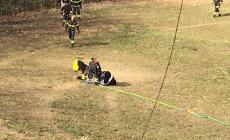Cavalla in un dirupo: sedata, imbragata e salvata in volo Le foto 