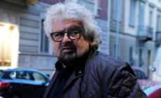 Grillo contestato  per Tap e Ilva: bandiere bruciate e le urla "traditore"