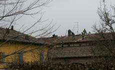 San Prospero, il tetto di un rustico in fiamme: danni anche a un appartamento