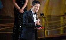 Rami Malek cade in sala dopo la consegna del premio - La Notte degli Oscar: foto 