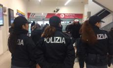 Ruba un telefono e lo vende a un barista: doppia denuncia. Sequestrato un altro smartphone: qualcuno lo riconosce? 