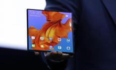 Huawei lancia lo smartphone con lo schermo  che si apre come un libro