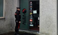 Nel negozio allestisce una (frequentatissima) sala scommesse abusiva: denunciato