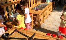 Alla materna Pagani di Panocchia nuova vita per il giardino: tra riciclo e creativit&agrave;