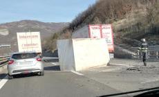 Autoarticolato perde grosso blocco di marmo in Autocisa: urtato un tir Foto