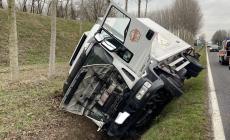 Un camion si ribalta a Bezze, due persone ricoverate al Maggiore 