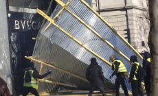 Gilet gialli, ancora violenze: in fiamme un palazzo, saccheggiata la gioielleria Bulgari