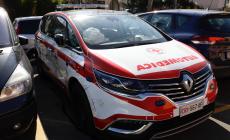 Automedica speronata da un'auto pirata in via Mantova: ferita una volontaria