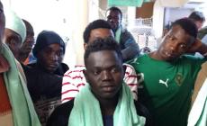 Blitz in gommone di tre parlamentari e sindaco sulla Sea Watch: "Visti i segni delle torture"