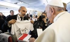 Fotografo dell'Ansa gli dona una maglia dedicata al Ponte di Genova: il Papa si commuove 