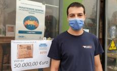 Gioca due euro e ne vince 50mila: «Cambierò l'auto»