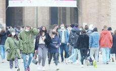 La piazza invasa da gruppi di ragazzi. E verso sera scoppia anche una rissa