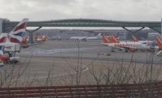 Paura a Gatwick, terminal evacuato per "bagaglio sospetto": migliaia di viaggiatori fuori per ore a temperature polari
