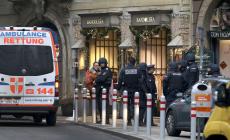 Minaccia gli agenti con un'ascia davanti allo stadio di Amburgo: ferito