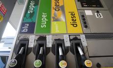 Trenta erogazioni per un pieno da 14 euro. I benzinai: «Stop ai furbetti del cashback»