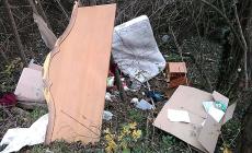 Rifiuti abbandonati: il sindaco scopre il responsabile