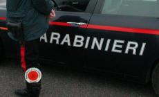 Si presentano come carabinieri, e poi gli rubano in casa