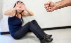 Dopo le ennesime botte, si chiude in camera con la figlia e chiede aiuto: arrestato marito violento