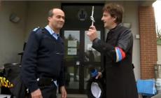 Arriva Striscia e i documenti &laquo;abbandonati&raquo; tornano a posto