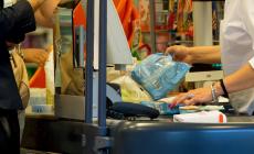 Patteggia la cassiera che si intascò seimila euro