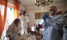 Di casa in casa, per proteggere gli anziani più fragili